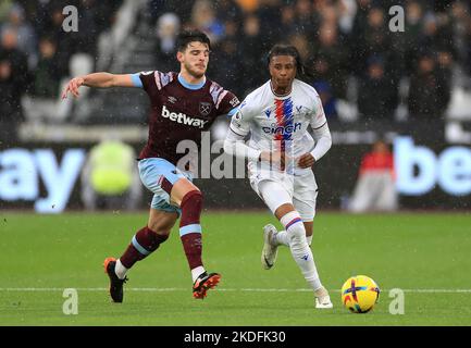 Declan Rise von West Ham United (links) und Michael Olise von Crystal Palace in Aktion während des Spiels der Premier League im Londoner Stadion. Bilddatum: Sonntag, 6. November 2022. Stockfoto