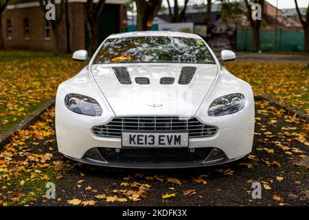 2013 Aston Martin V12 Vantage, ausgestellt auf der Scary Cars Assembly, die am 30.. Oktober 2022 im Bicester Heritage Centre stattfand Stockfoto