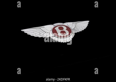 Emblem der roten Flügel des Bentley Continental GT S auf schwarzem Hintergrund Stockfoto