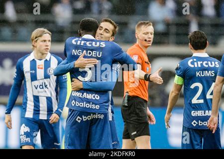 Die Spieler von Gent feiern am Sonntag, dem 06. November 2022, in Gent, am 16. Tag der „Jupiler Pro League“ der ersten Division der belgischen Meisterschaft 2022-2023, ein Fußballspiel zwischen KAA Gent und Club Brugge. BELGA FOTO BRUNO FAHY Stockfoto