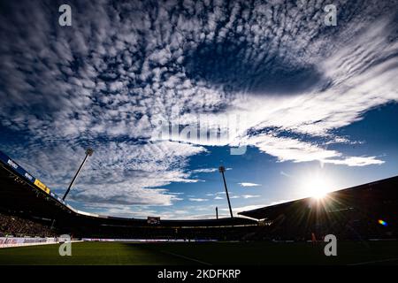 Braunschweig, Deutschland. 06.. November 2022. Fußball: 2. Bundesliga, Eintracht Braunschweig - SpVgg Greuther Fürth, Matchday 15, Eintracht-Stadion. Blick ins Stadion. Quelle: Swen Pförtner/dpa - WICHTIGER HINWEIS: Gemäß den Anforderungen der DFL Deutsche Fußball Liga und des DFB Deutscher Fußball-Bund ist es untersagt, im Stadion und/oder vom Spiel aufgenommene Fotos in Form von Sequenzbildern und/oder videoähnlichen Fotoserien zu verwenden oder zu verwenden./dpa/Alamy Live News Stockfoto