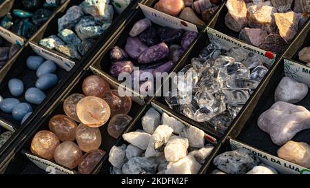 Marktstand von esoterischen Glückssteinen Stockfoto