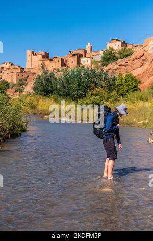 Junger männlicher Trekker in der Nähe des Berberdorfes Tambalouna im Tal der Rosen auf dem M'Goun Gorge Trek im Atlasgebirge von Marokko Stockfoto