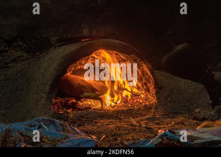 Marokkanisches Brot, das in einem traditionellen Lehmofen in einem Berberdorf im Atlasgebirge gekocht wird Stockfoto