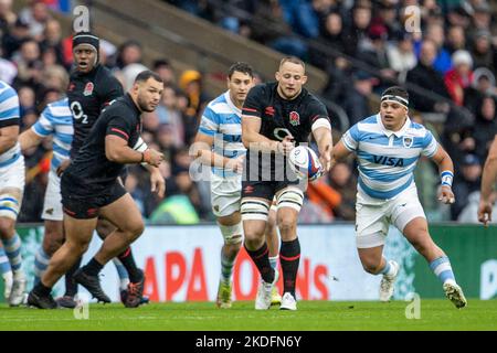 Twickenham, London, Großbritannien. 6.. November 2022; Twickenham, London, England: Autumn Series international Rugby England gegen Argentinien; Jonny Hill von England fängt den Ball Kredit: Action Plus Sports Images/Alamy Live News Stockfoto