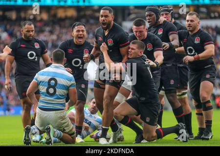 Der Engländer Joe Cokanassiga feiert nach einem Versuch mit Manu Tuilagi, Tom Curry und Owen Farrell einen Versuch während des Herbstes International Spiels im Twickenham Stadium, Twickenham. Bilddatum: Sonntag, 6. November 2022. Stockfoto