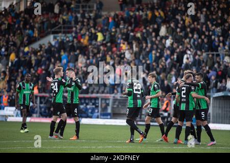 Braunschweig, Deutschland. 06.. November 2022. Fußball: 2. Bundesliga, Eintracht Braunschweig - SpVgg Greuther Fürth, Matchday 15, Eintracht-Stadion. Fürths Spieler jubeln nach dem letzten Pfiff. Quelle: Swen Pförtner/dpa - WICHTIGER HINWEIS: Gemäß den Anforderungen der DFL Deutsche Fußball Liga und des DFB Deutscher Fußball-Bund ist es untersagt, im Stadion und/oder vom Spiel aufgenommene Fotos in Form von Sequenzbildern und/oder videoähnlichen Fotoserien zu verwenden oder zu verwenden./dpa/Alamy Live News Stockfoto