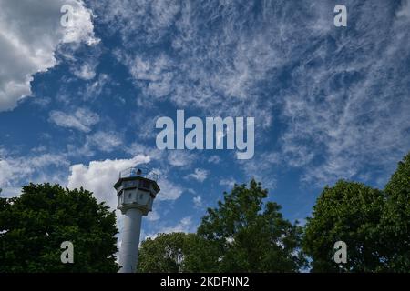 Ein alter Wachturm mit Suchscheinwerfer an der ehemaligen DDR-Grenze Stockfoto