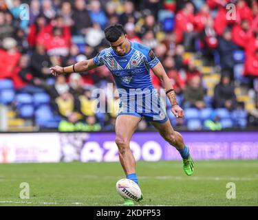 Warrington, Großbritannien. 06.. November 2022. Stephen Crichton aus Samoa konvertiert während des Rugby League World Cup 2021 Quarter Final Match Tonga gegen Samoa im Halliwell Jones Stadium, Warrington, Vereinigtes Königreich, 6.. November 2022 (Foto von Mark Cosgrove/News Images) Credit: News Images LTD/Alamy Live News Stockfoto