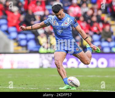 Warrington, Großbritannien. 06.. November 2022. Stephen Crichton aus Samoa konvertiert während des Rugby League World Cup 2021 Quarter Final Match Tonga gegen Samoa im Halliwell Jones Stadium, Warrington, Vereinigtes Königreich, 6.. November 2022 (Foto von Mark Cosgrove/News Images) Credit: News Images LTD/Alamy Live News Stockfoto