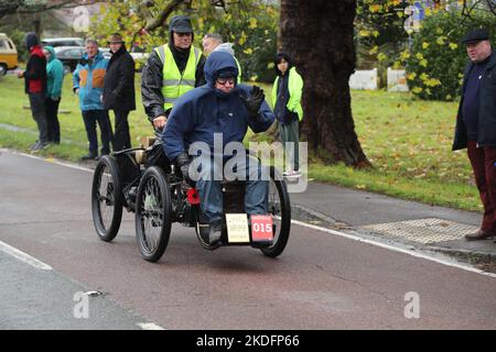 Staplefield, Großbritannien. 06.. November 2021. Während des historischen Veteran Car Run von London nach Brighton kämpfen die Teilnehmer in ihren Oldtimern gegen das Wetter. Der Lauf hat bei Sonnenaufgang vom Hyde Park in London aus gestartet und macht seine Reise nach Brighton an der Küste von Sussex. Quelle: Uwe Deffner/Alamy Live News Stockfoto