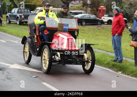 Staplefield, Großbritannien. 06.. November 2021. Während des historischen Veteran Car Run von London nach Brighton kämpfen die Teilnehmer in ihren Oldtimern gegen das Wetter. Der Lauf hat bei Sonnenaufgang vom Hyde Park in London aus gestartet und macht seine Reise nach Brighton an der Küste von Sussex. Quelle: Uwe Deffner/Alamy Live News Stockfoto