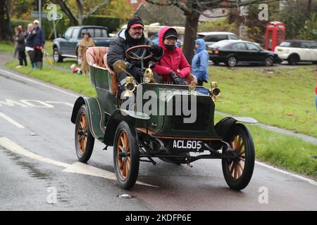 Staplefield, Großbritannien. 06.. November 2021. Während des historischen Veteran Car Run von London nach Brighton kämpfen die Teilnehmer in ihren Oldtimern gegen das Wetter. Der Lauf hat bei Sonnenaufgang vom Hyde Park in London aus gestartet und macht seine Reise nach Brighton an der Küste von Sussex. Quelle: Uwe Deffner/Alamy Live News Stockfoto