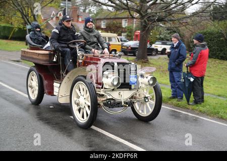 Staplefield, Großbritannien. 06.. November 2021. Während des historischen Veteran Car Run von London nach Brighton kämpfen die Teilnehmer in ihren Oldtimern gegen das Wetter. Der Lauf hat bei Sonnenaufgang vom Hyde Park in London aus gestartet und macht seine Reise nach Brighton an der Küste von Sussex. Quelle: Uwe Deffner/Alamy Live News Stockfoto