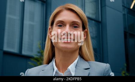 Headshot erfolgreiche selbstbewusste Geschäftsfrau Führer professionelle Manager im Freien stehend Blick auf die Kamera schön lächelnde kaukasische Geschäftsfrau Stockfoto