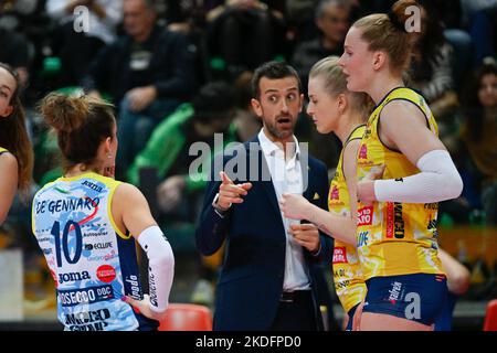 Cuneo, Italien. 05.. November 2022. Monica De Gennaro (Imoco Conegliano) und Daniele Santarelli (Imoco Conegliano) Cheftrainer während des Cuneo Granda Volley gegen Prosecco Doc Imoco Conegliano, Volleyball Italienische Serie A1 Frauenspiel in Cuneo, Italien, November 05 2022 Quelle: Unabhängige Fotoagentur/Alamy Live News Stockfoto