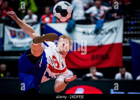 Prag, Tschechische Republik. 06.. November 2022. Ondrej Vit aus der Tschechischen Republik in Aktion während des UNIF Futnet World Championship Men-Spiels Tschechische Republik gegen Rumänien, Prag, Tschechische Republik, 6. November 2022. Quelle: Jaroslav Svoboda/CTK Photo/Alamy Live News Stockfoto