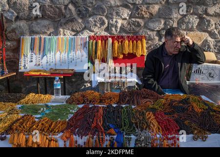 Ankara, Türkei. 04.. November 2022. Rosary Verkäufer gesehen warten auf Kunden. Der Rosenkranzmarkt öffnet am ersten Sonntag eines jeden Monats in Ankara Ulus. Rosenkranz-Handwerker kommen aus der ganzen Türkei auf den Rosenkranzmarkt. Hunderte von Rosenkranzliebhabern besuchen Tausende von Rosenkränzen, von denen jeder wertvoller und farbenfroher ist als der andere, und der Preis für Rosenkränze variiert zwischen 2 Tausend Türkische Lira und 200 Tausend Türkische Lira. (Foto von Bilal Seckin/SOPA Images/Sipa USA) Quelle: SIPA USA/Alamy Live News Stockfoto