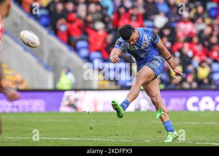 Warrington, Großbritannien. 06.. November 2022. Stephen Crichton aus Samoa wandelt sich während des Rugby League World Cup 2021 Quarter Final Match Tonga gegen Samoa im Halliwell Jones Stadium, Warrington, Großbritannien, 6.. November 2022 (Foto von Mark Cosgrove/News Images) in Warrington, Großbritannien am 11/6/2022. (Foto von Mark Cosgrove/News Images/Sipa USA) Quelle: SIPA USA/Alamy Live News Stockfoto