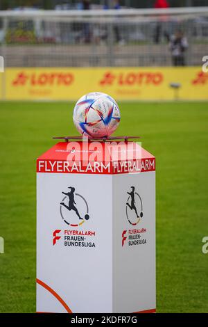 Frankfurt, Deutschland. 06.. November 2022. Frankfurt, Deutschland, November 6. 2022: Offizieller Spielball vor dem FLYERALARM Frauen-Bundesliga-Spiel zwischen Eintracht Frankfurt und 1. FC Köln im Stadion Brentanobad in Frankfurt am Main. (Norina Toenges/Sports Press Photo/SPP) Quelle: SPP Sport Press Photo. /Alamy Live News Stockfoto