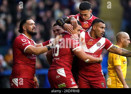 Tonga's Siosiua Taukeiaho (Mitte) feiert den zweiten Versuch seiner Mannschaft mit Teamkollegen während des Viertelfinalspiels der Rugby League World Cup im Halliwell Jones Stadium, Warrington. Bilddatum: Sonntag, 6. November 2022. Stockfoto