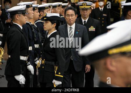 Präfektur Kanagawa, Japan. 06.. November 2022. Der japanische Premierminister Fumio Kishida wird am Sonntag, den 6. November 2022, während der Internationalen Flottenüberprüfung 70. in der Sagami Bay in der Präfektur Kanagawa, Japan, von Ehrenwachen begrüßt. Foto von Keizo Mori/UPI Credit: UPI/Alamy Live News Stockfoto