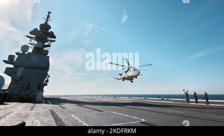 Präfektur Kanagawa, Japan. 06.. November 2022. Der japanische Premierminister Fumio Kishida an Bord des Hubschraubers MCH-101 der japanischen Selbstverteidigungskräfte auf dem Hubschrauberträger Izumo (DDH-183) nach dem 70.-jährigen Jubiläum The International Fleet Review in Sagami Bay in der Präfektur Kanagawa, Japan, am Sonntag, den 6. November 2022. Foto von Keizo Mori/UPI Credit: UPI/Alamy Live News Stockfoto