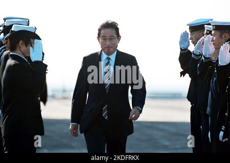 Präfektur Kanagawa, Japan. 06.. November 2022. Der japanische Premierminister Fumio Kishida an Bord des Hubschraubers MCH-101 der japanischen Selbstverteidigungskräfte auf dem Hubschrauberträger Izumo (DDH-183) nach dem 70.-jährigen Jubiläum The International Fleet Review in Sagami Bay in der Präfektur Kanagawa, Japan, am Sonntag, den 6. November 2022. Foto von Keizo Mori/UPI Credit: UPI/Alamy Live News Stockfoto