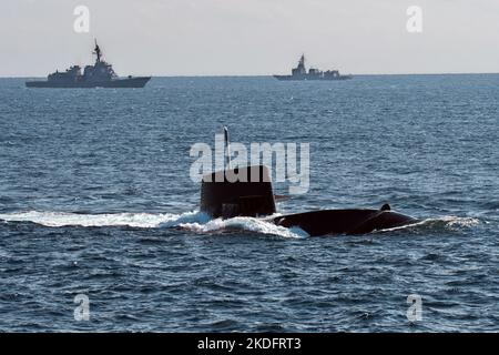 Japan. 06.. November 2022. Das japanische U-Boot JS Uzushio (SS-592) der maritimen Selbstverteidigungskräfte nimmt am Sonntag, den 6. November 2022, an der internationalen Flottenüberprüfung 70. in der Sagami Bay in der Präfektur Kanagawa, Japan, Teil. Foto von Keizo Mori/UPI Credit: UPI/Alamy Live News Stockfoto