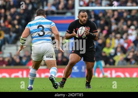 Twickenham, Großbritannien. 06.. November 2022. Billy Vunipola aus England über den Angriff während des Herbst-Ländermatches England gegen Argentinien im Twickenham Stadium, Twickenham, Großbritannien, 6.. November 2022 (Foto von Craig Thomas/News Images) in Twickenham, Großbritannien am 11/6/2022. (Foto von Craig Thomas/News Images/Sipa USA) Quelle: SIPA USA/Alamy Live News Stockfoto