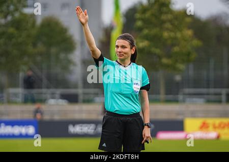 Frankfurt, Deutschland. 06.. November 2022. Frankfurt, Deutschland, November 6. 2022: Schiedsrichterin Angelika Soeder beim FLYERALARM Frauen-Bundesliga-Spiel zwischen Eintracht Frankfurt und 1. FC Köln im Stadion Brentanobad in Frankfurt am Main. (Norina Toenges/Sports Press Photo/SPP) Quelle: SPP Sport Press Photo. /Alamy Live News Stockfoto