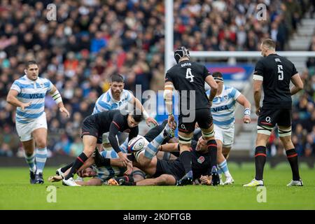 Twickenham, London, Großbritannien. 6.. November 2022; Twickenham, London, England: Autumn Series international Rugby England gegen Argentinien; Ben Youngs aus England lässt den Ball fallen Credit: Action Plus Sports Images/Alamy Live News Stockfoto