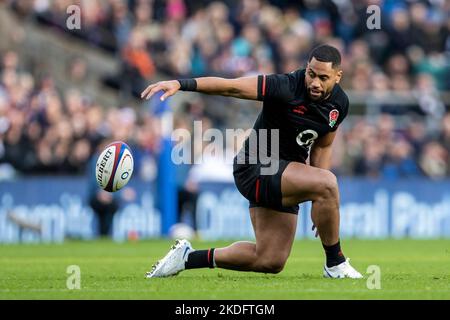 Twickenham, London, Großbritannien. 6.. November 2022; Twickenham, London, England: Autumn Series international Rugby England gegen Argentinien; Joe Cokanasiga aus England lässt den Ball fallen Credit: Action Plus Sports Images/Alamy Live News Stockfoto