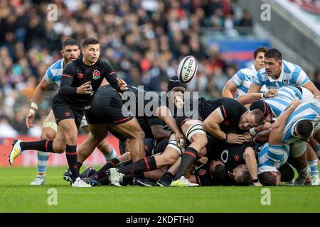 Twickenham, London, Großbritannien. 6.. November 2022; Twickenham, London, England: Autumn Series international Rugby England gegen Argentinien; Ben Youngs aus England übergibt den Ball Credit: Action Plus Sports Images/Alamy Live News Stockfoto