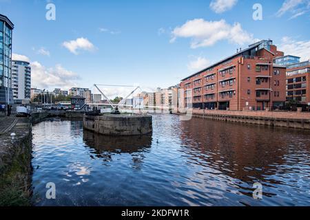 Die Schleusentore am Leeds und Liverpool Kanal am Eingang zum Clarence Dock mit der Knights Bridge, die den Fluss und überquert Stockfoto