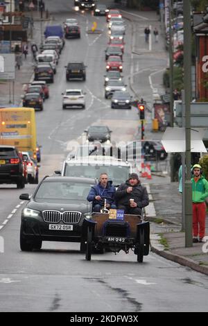 Redhill, Surrey, Großbritannien - 6.. November 2022. Der jährliche RM Sotheby's Veteran Car Run von London nach Brighton ist eine verregnete, aber unterhaltsame Angelegenheit im Jahr 2022. Quelle: Andrew Stehrenberger / Alamy Live News Stockfoto