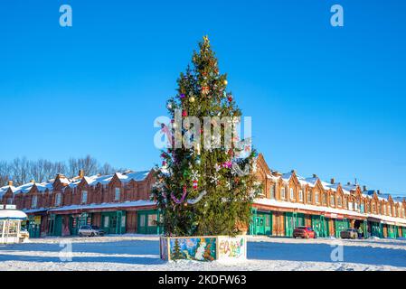 KASHIN, RUSSLAND - 07. JANUAR 2022: Neujahrsbaum auf dem zentralen Platz von Kashin, Twer-Region, Russland Stockfoto