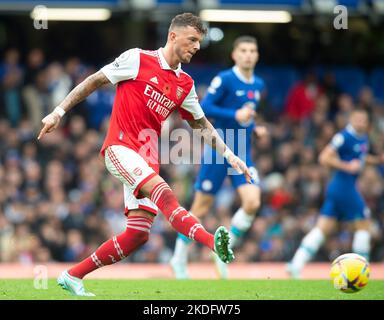 London, Großbritannien. 06.. November 2022. Ben White von Arsenal während des Premier League-Spiels zwischen Chelsea und Arsenal in Stamford Bridge, London, England am 6. November 2022. Foto von Salvio Calabrese. Nur zur redaktionellen Verwendung, Lizenz für kommerzielle Nutzung erforderlich. Keine Verwendung bei Wetten, Spielen oder Veröffentlichungen einzelner Clubs/Vereine/Spieler. Kredit: UK Sports Pics Ltd/Alamy Live Nachrichten Stockfoto