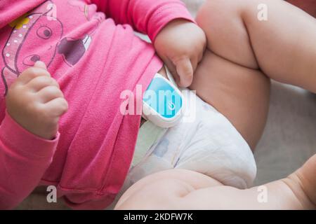 Gerät zum Schutz des Babys vor Schlafapnoe-Syndrom Stockfoto