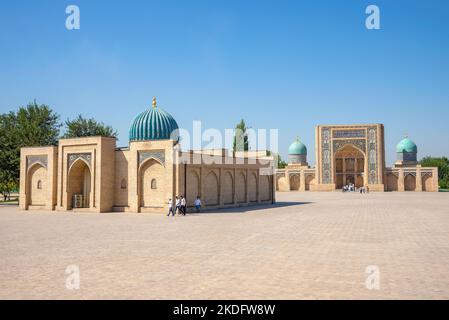 TASCHKENT, USBEKISTAN - 03. SEPTEMBER 2022: Auf dem Gebiet des religiösen Komplexes Hazrati Imam. Taschkent, Usbekistan Stockfoto