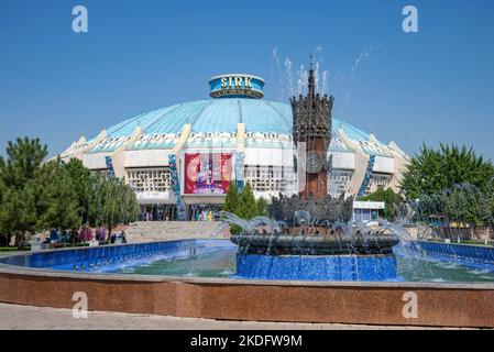 TASCHKENT, USBEKISTAN - 03. SEPTEMBER 2022: Brunnen im State Circus Gebäude. Taschkent, Usbekistan Stockfoto