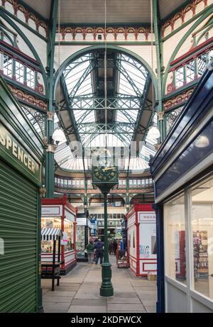 Leeds Kirkgate Market, Vicar Lane, Leeds LS2 7 wurde lange Zeit als der größte Hallenmarkt in Europa gefeiert, denkmalgeschütztes Gebäude der Klasse I, 800 Stände, irst Stockfoto