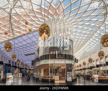 Statement-Dach bei John Lewis, Victoria Gate, Leeds -- mit 1.030 diamantförmigen Platten, Statement-Dach mit 1.030 diamantförmigen Platten gemacht. Stockfoto