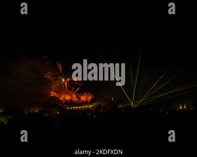 Luftdrohne Langzeitbelichtung Fotos von Alton Towers Feuerwerk Stockfoto