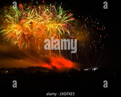 Luftdrohne Langzeitbelichtung Fotos von Alton Towers Feuerwerk Stockfoto