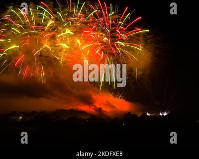 Luftdrohne Langzeitbelichtung Fotos von Alton Towers Feuerwerk Stockfoto