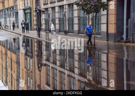 London, England, Großbritannien. 6.. November 2022. Eine überflutete Straße in Bloomsbury, Central London, nach starkem Regen. (Bild: © Vuk Valcic/ZUMA Press Wire) Stockfoto