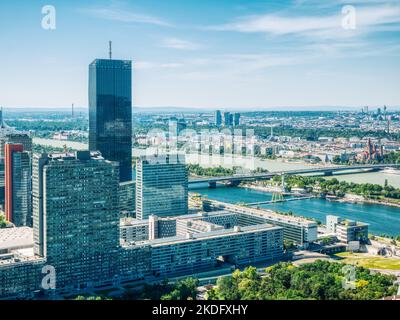 Atemberaubende Luftaufnahme mit der Donau City und den Hochhäusern in Wien, Österreich. Stockfoto