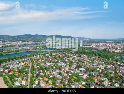 Schöne Luftaufnahme mit Floridsdorf Bezirk und Donau in Wien, Österreich. Stockfoto