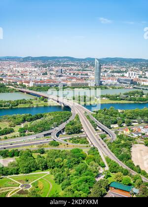 Blick von oben auf die Brigittenauer Brücke über die Donau in Wien, Österreich Stockfoto